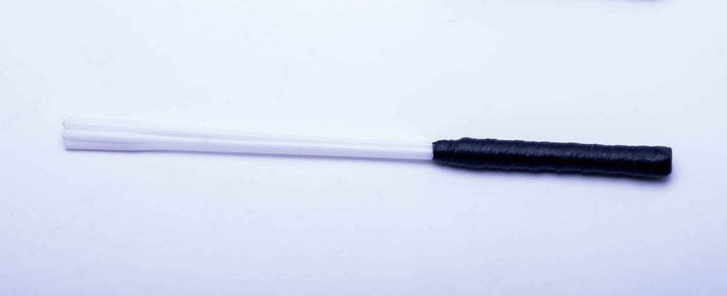 Tamborim baqueta with 5 rods with fat tips and a black handle on a white background.
